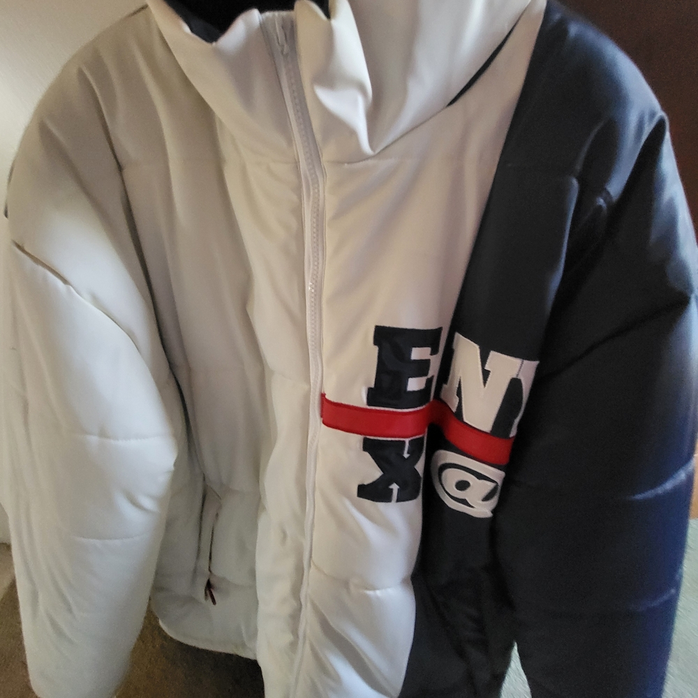 Men's Stylish White and Navy Puffer Jacket - Picture 6 of 6